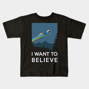 I want to believe - fantasy dreams with flying unicorns Kids T-Shirt